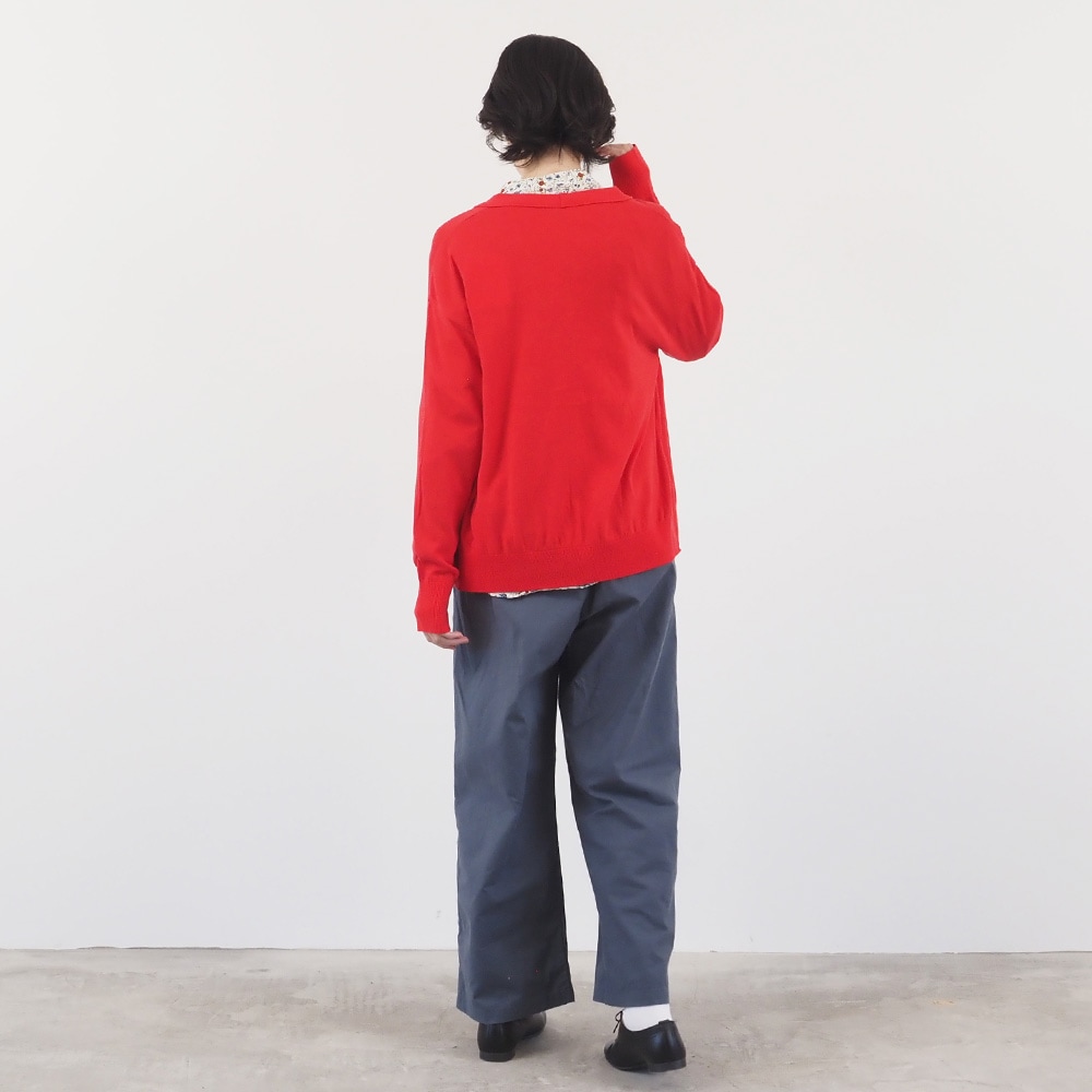 ムースヤーン　Vニットカーデ　カーディガンを着た女性の全身