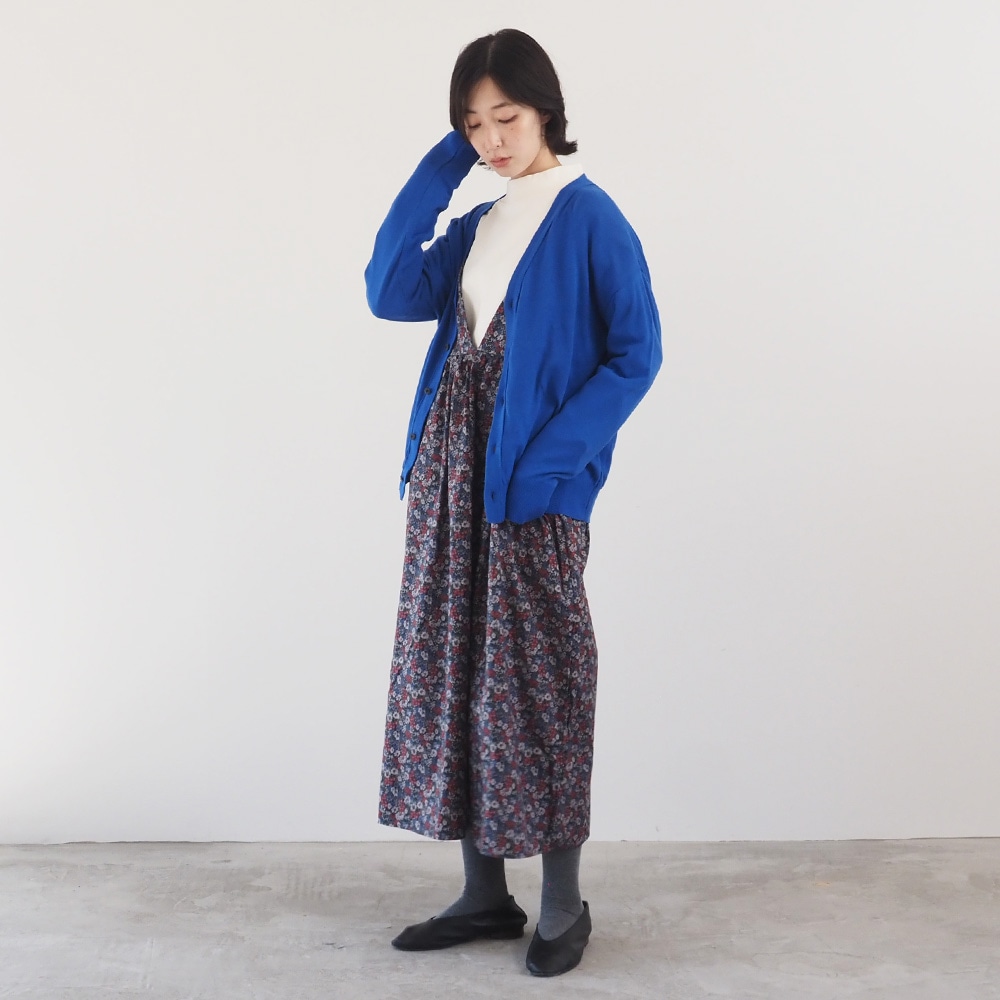 ムースヤーン　Vニットカーデ　カーディガンを着た女性の全身