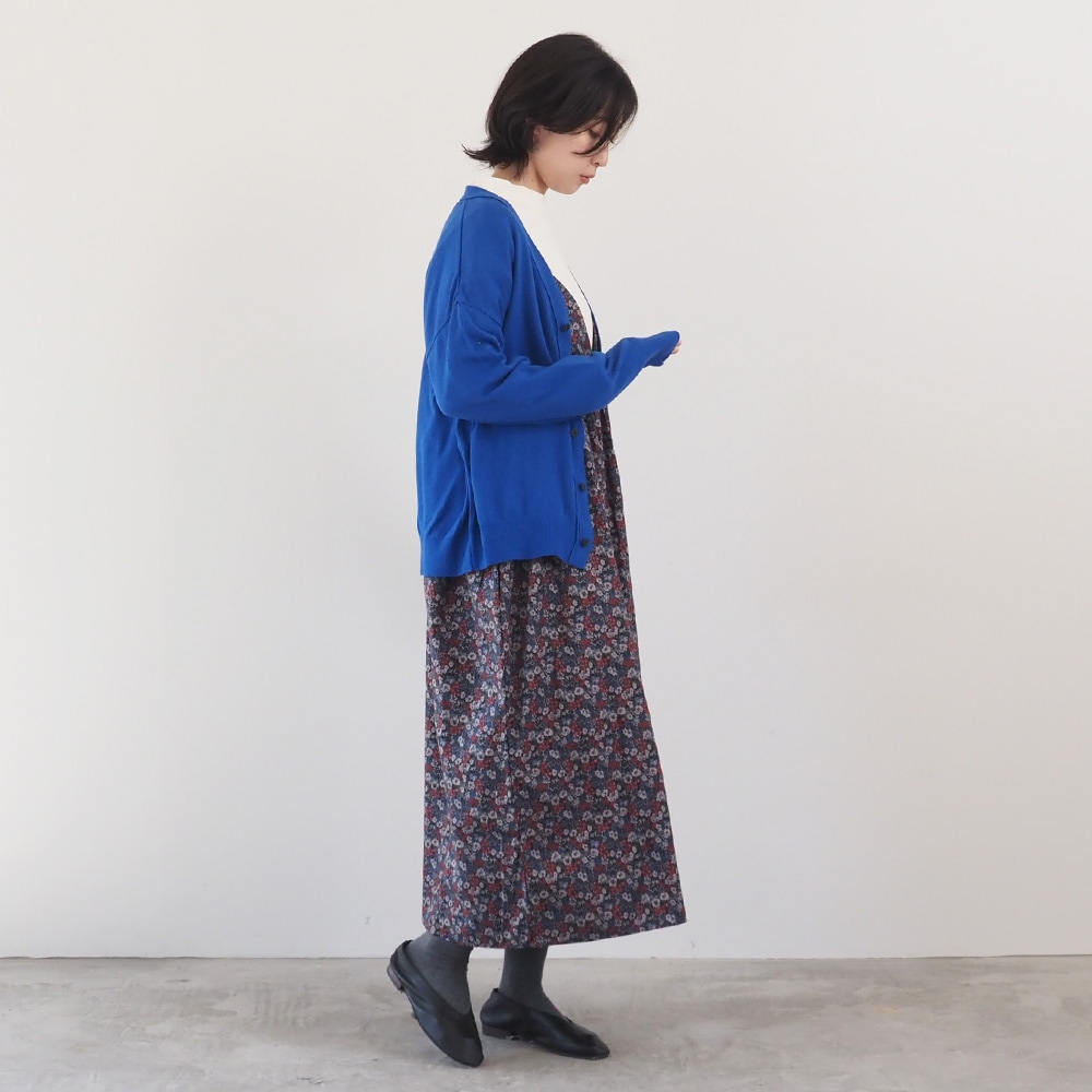 ムースヤーン　Vニットカーデ　カーディガンを着た女性の全身