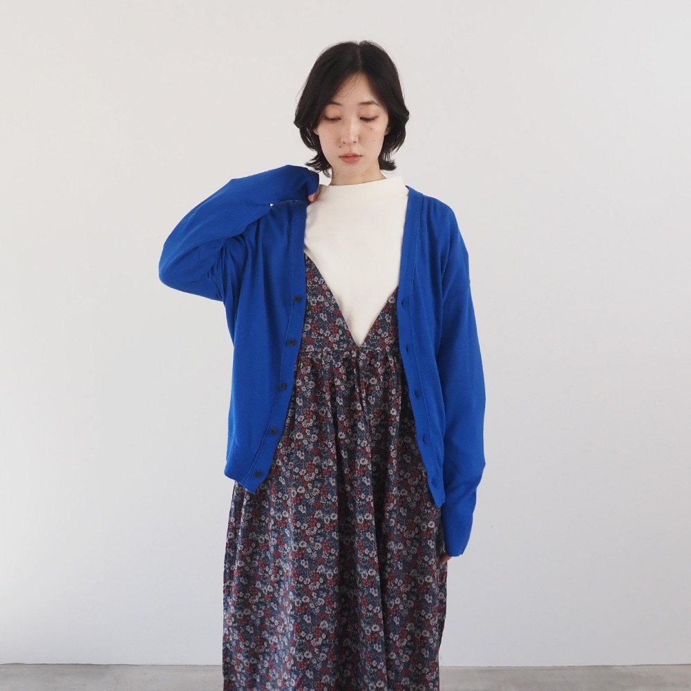 ムースヤーン　Vニットカーデ　カーディガンを着た女性の全身