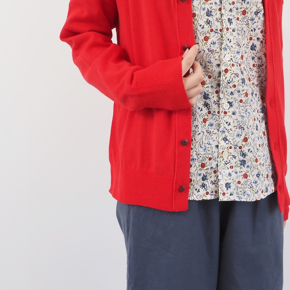 ムースヤーン　Vニットカーデ　カーディガンを着た女性の正面