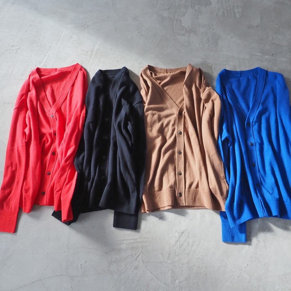 ムースヤーン　Vニットカーデ　カーディガンを着た女性の正面