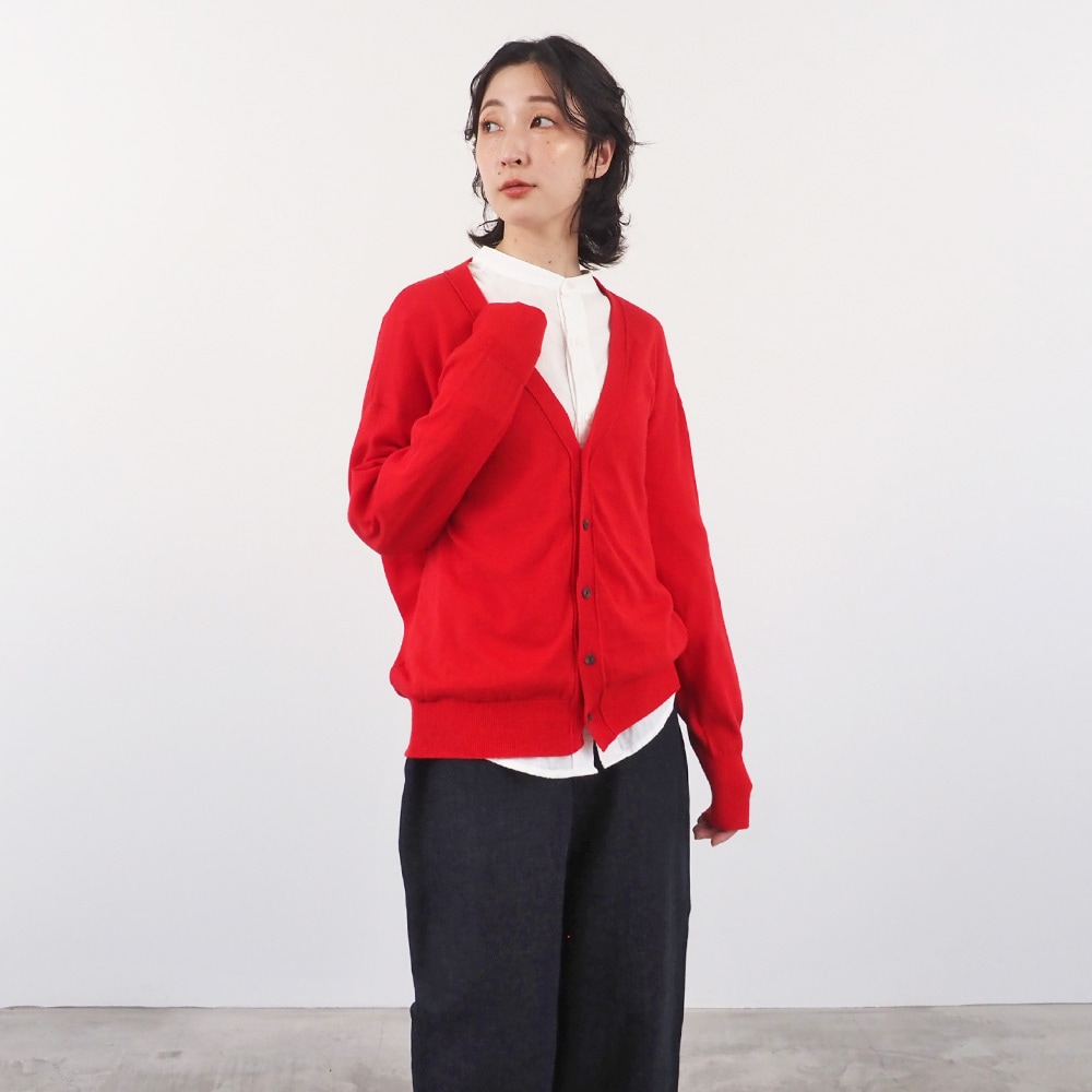 ムースヤーン　Vニットカーデ　カーディガンを着た女性の正面