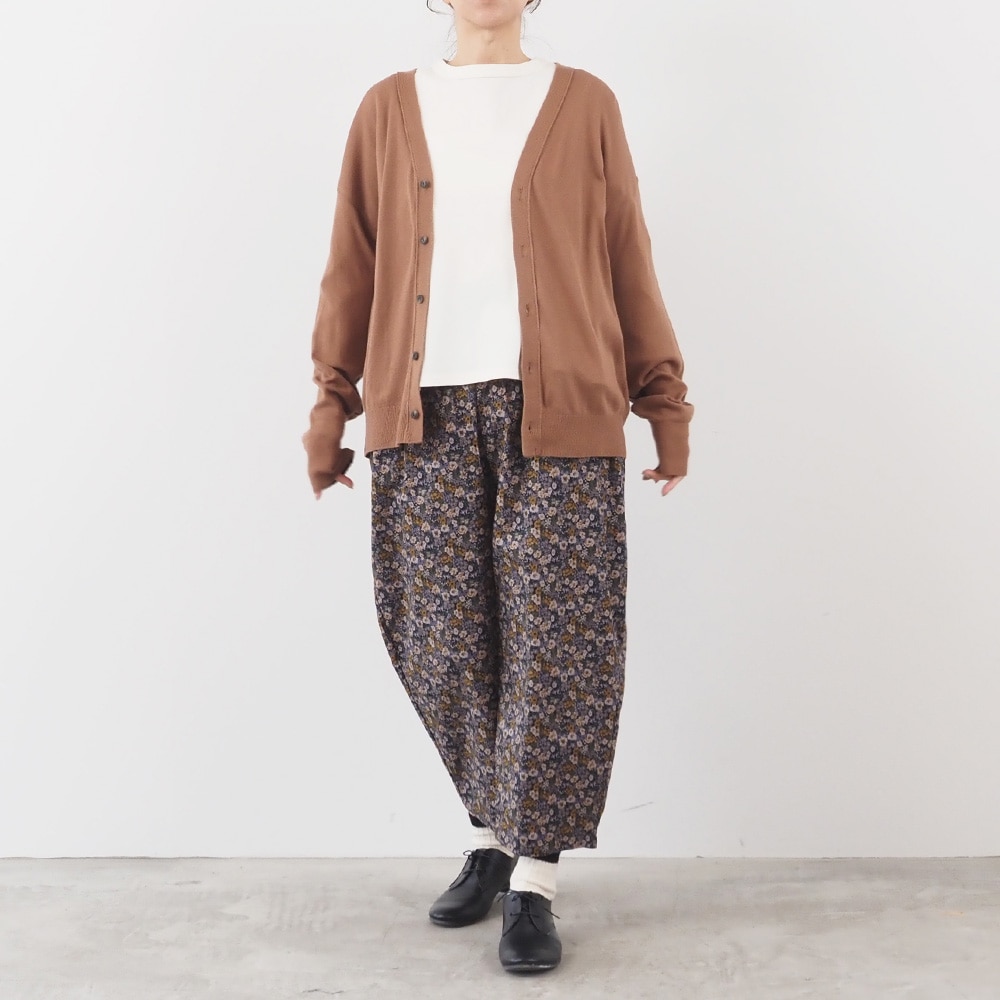 ムースヤーン　Vニットカーデ　カーディガンを着た女性の全身