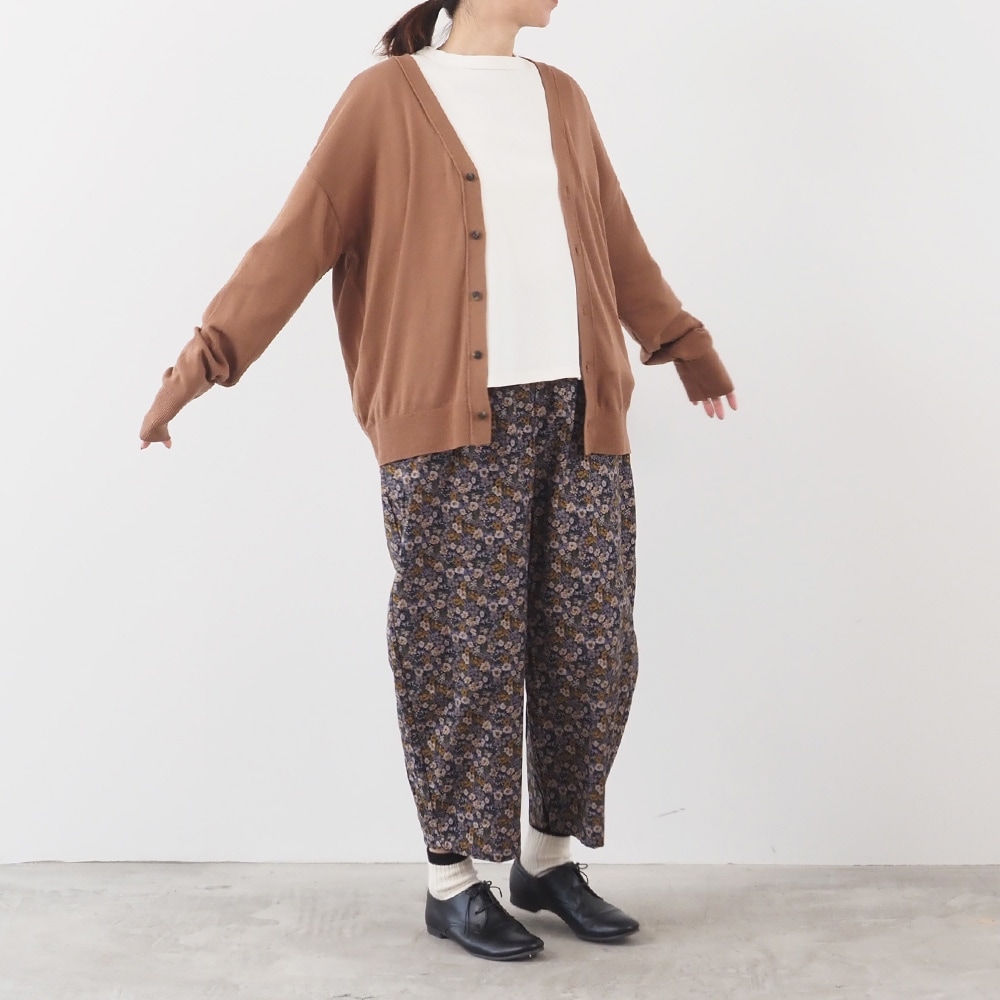 ムースヤーン　Vニットカーデ　カーディガンを着た女性の全身