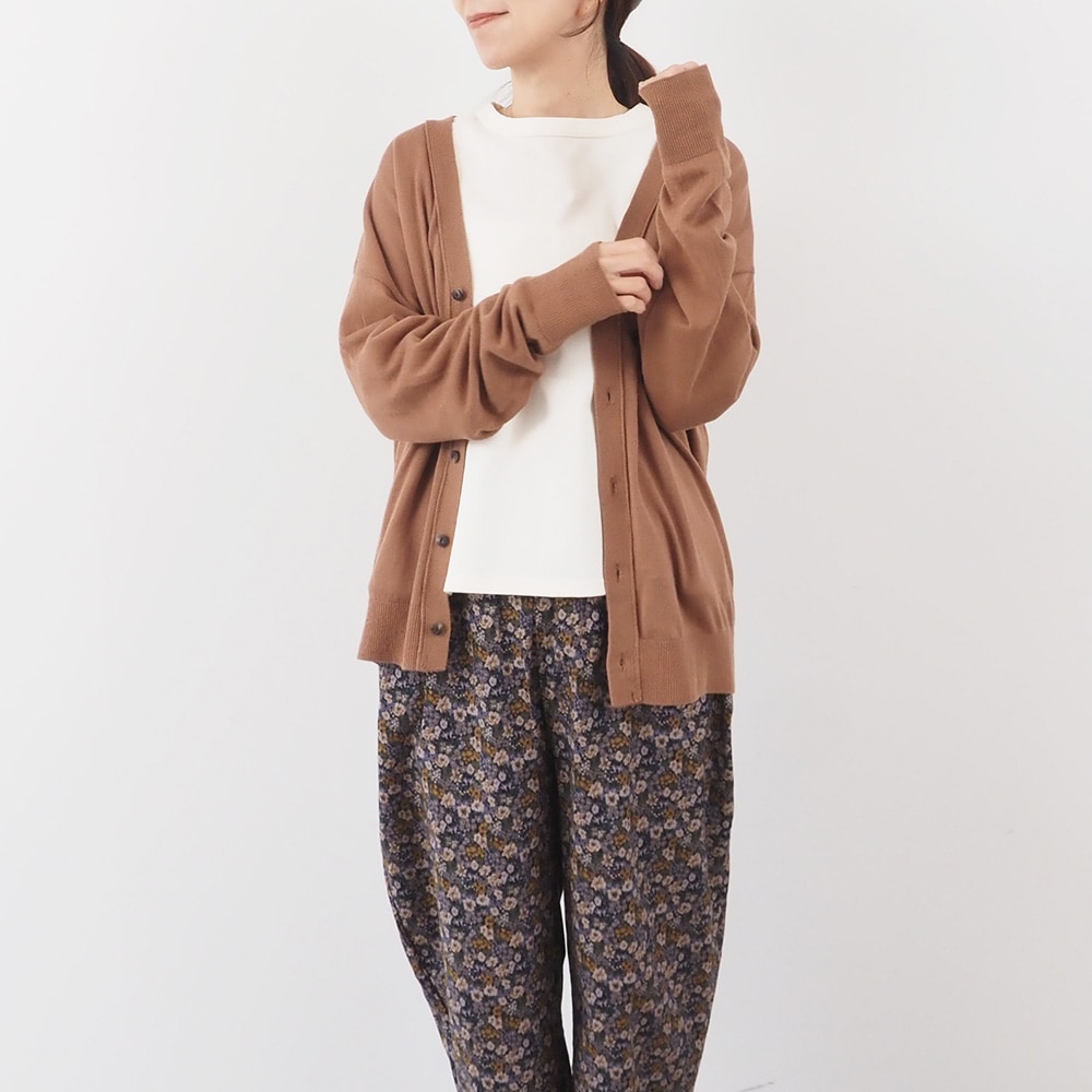 ムースヤーン　Vニットカーデ　カーディガンを着た女性の全身