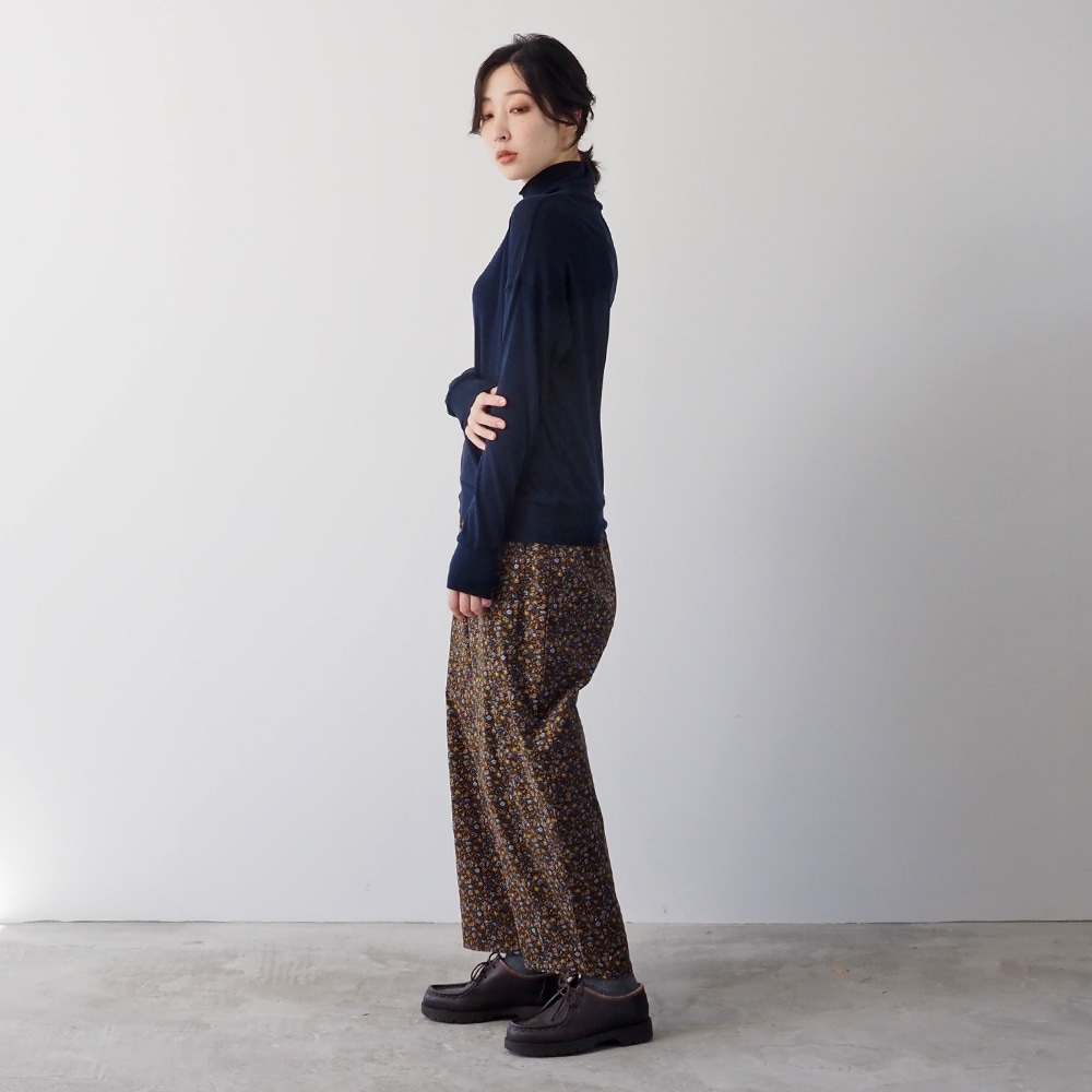 21コーデュロイ小花柄 ロングエッグパンツ　パンツを着た女性の全身