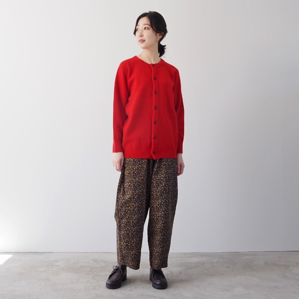 21コーデュロイ小花柄 ロングエッグパンツ　パンツを着た女性の全身