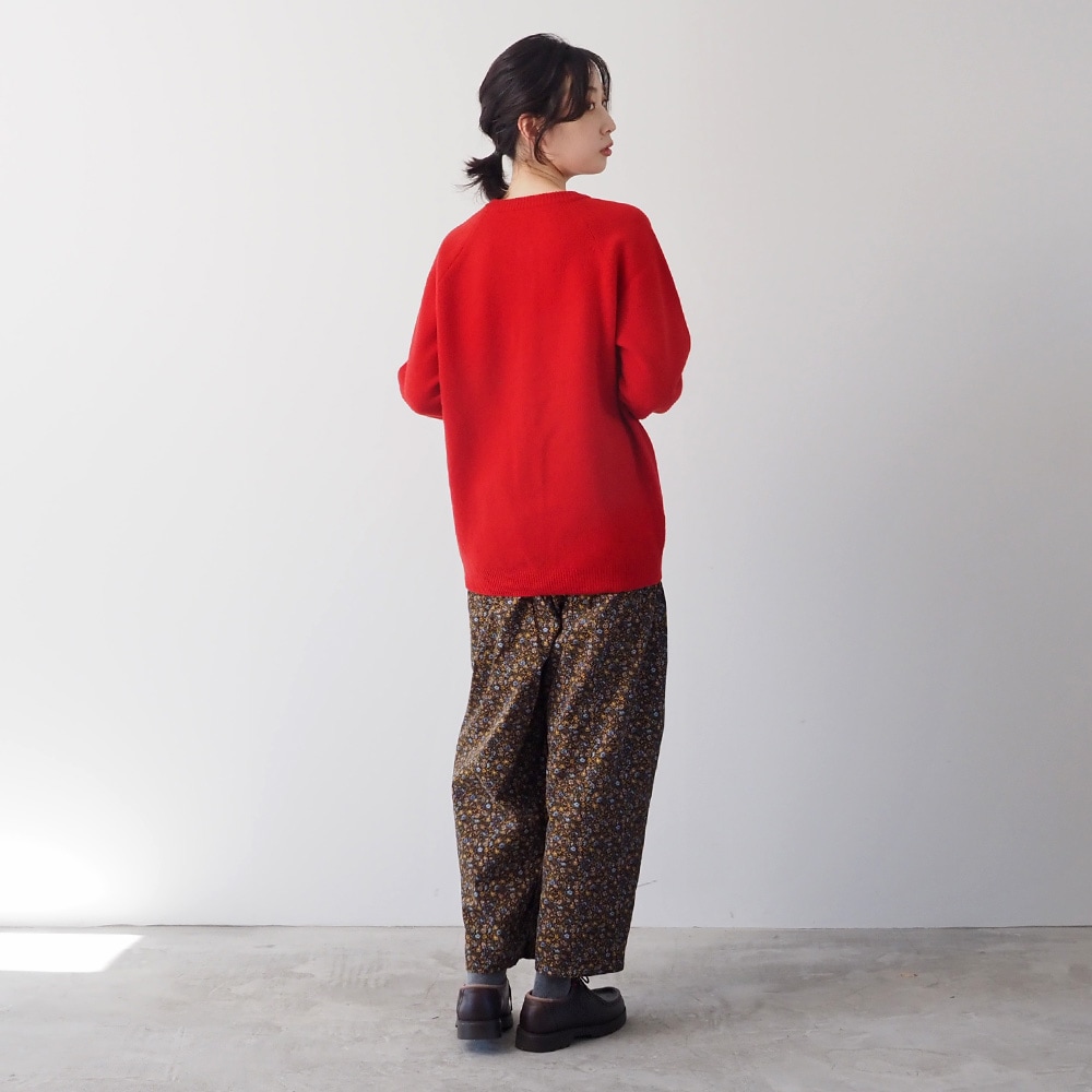 21コーデュロイ小花柄 ロングエッグパンツ　パンツを着た女性の全身