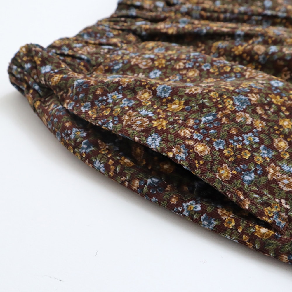 21コーデュロイ小花柄 ロングエッグパンツ　パンツの正面ディティール