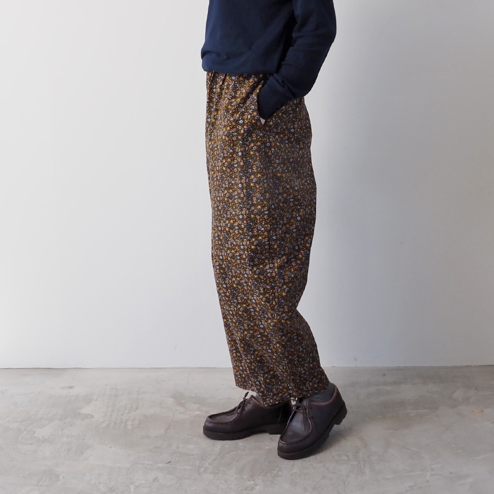 21コーデュロイ小花柄 ロングエッグパンツ　パンツを着た女性の正面