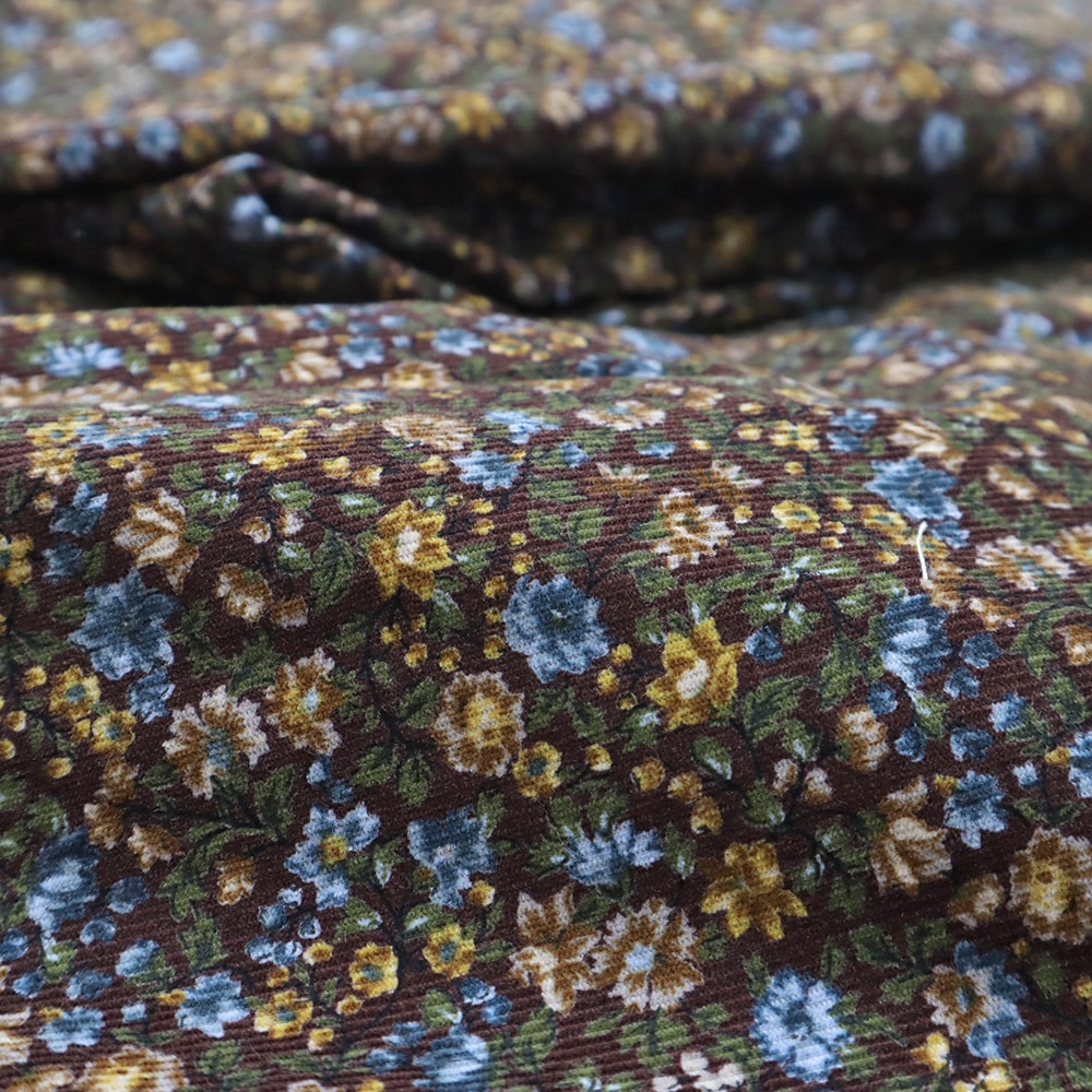 21コーデュロイ小花柄 ロングエッグパンツ　パンツの素材のアップ