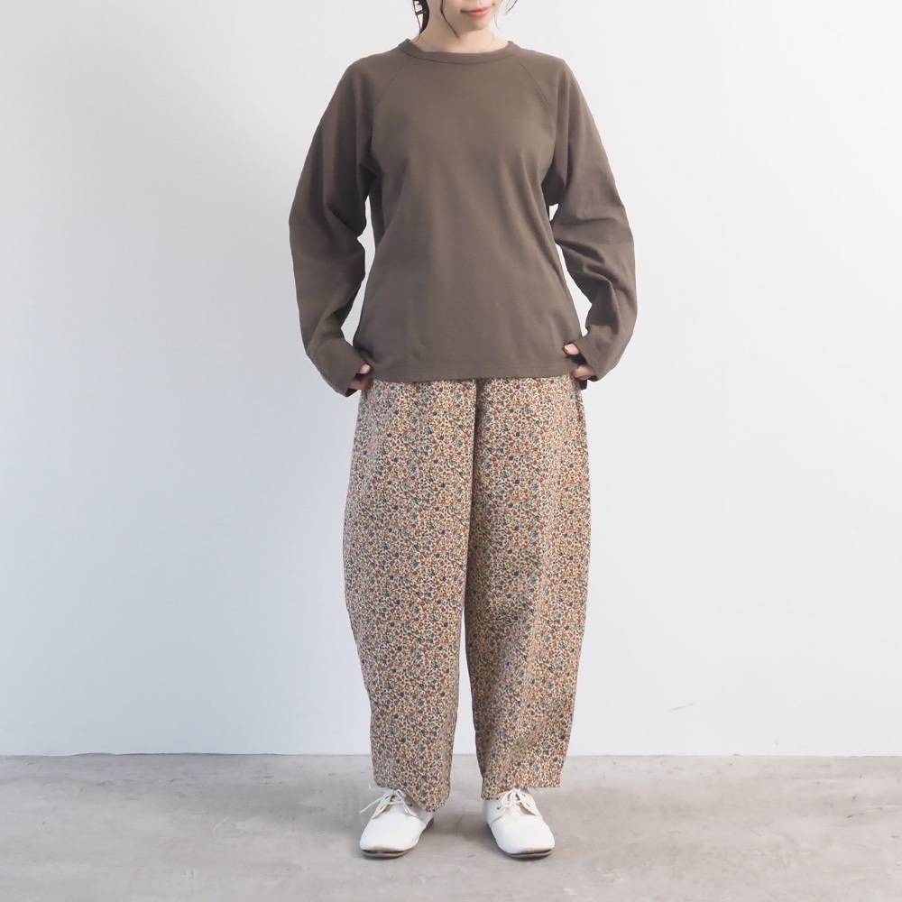 21コーデュロイ小花柄 ロングエッグパンツ　パンツを着た女性の全身