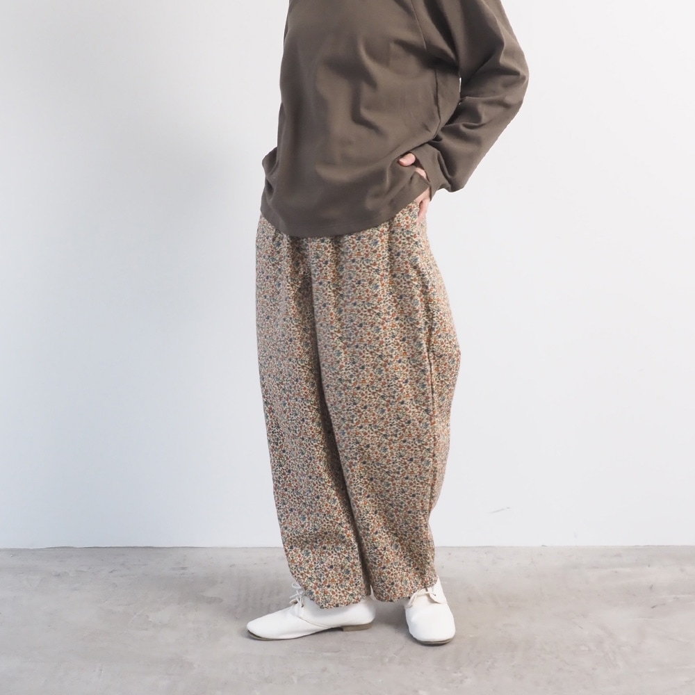 21コーデュロイ小花柄 ロングエッグパンツ　パンツを着た女性の全身