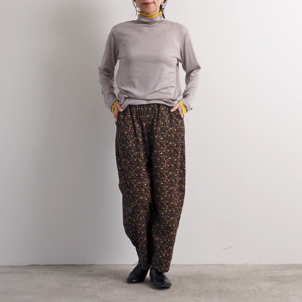 21コーデュロイ小花柄 ロングエッグパンツ　パンツを着た女性の全身