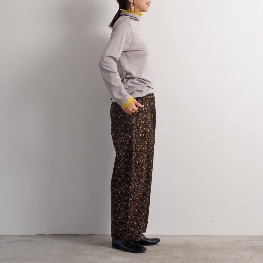 21コーデュロイ小花柄 ロングエッグパンツ　パンツを着た女性の全身