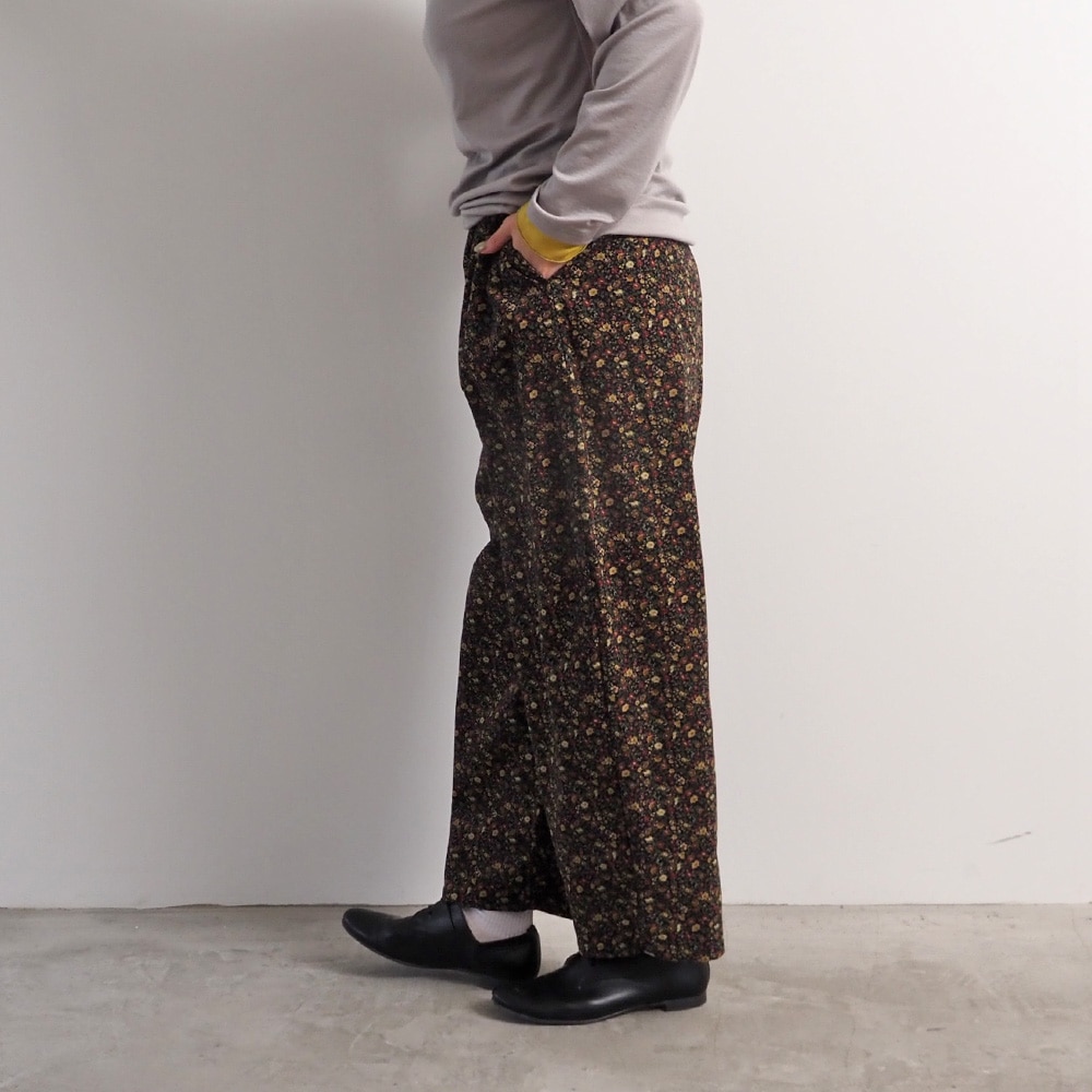 21コーデュロイ小花柄 ロングエッグパンツ　パンツを着た女性の全身