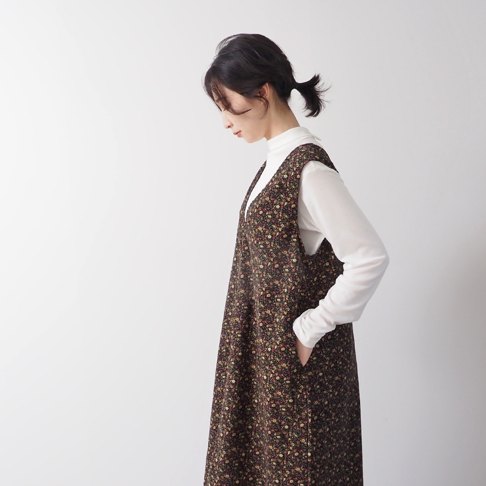 21コーデュロイ小花柄 ジャンパースカート ジャンパースカートを着た女性の正面