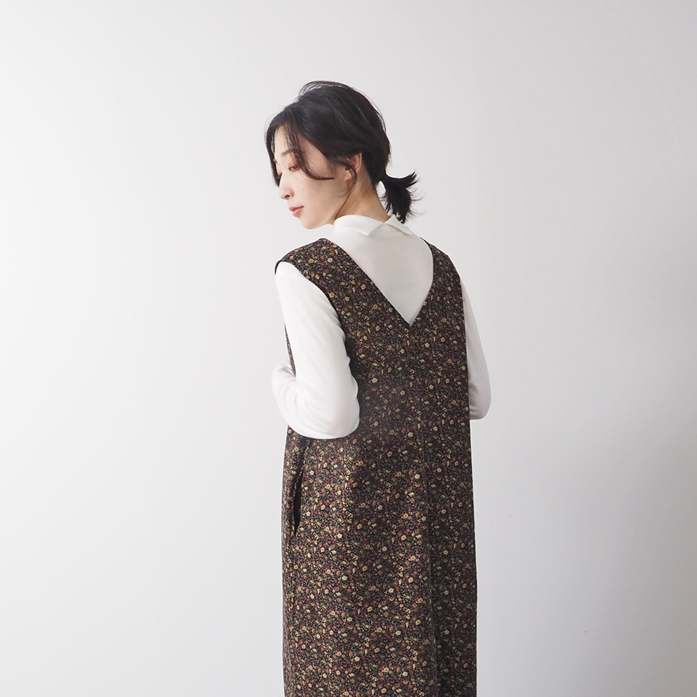 21コーデュロイ小花柄 ジャンパースカート ジャンパースカートを着た女性の正面