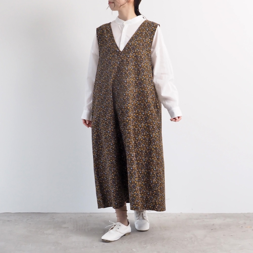 21コーデュロイ小花柄 ジャンパースカート ジャンパースカートを着た女性の全身