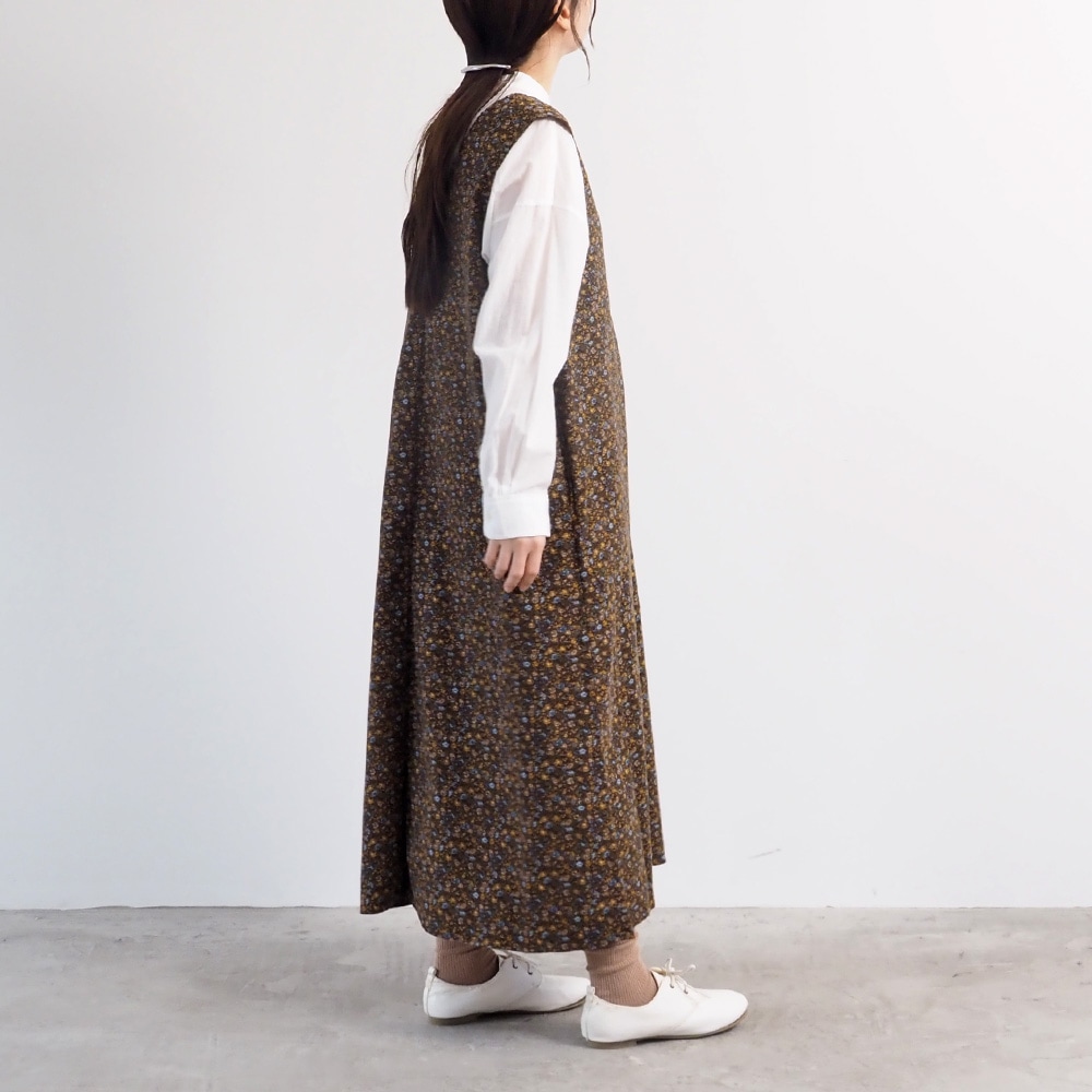 21コーデュロイ小花柄 ジャンパースカート ジャンパースカートを着た女性の全身