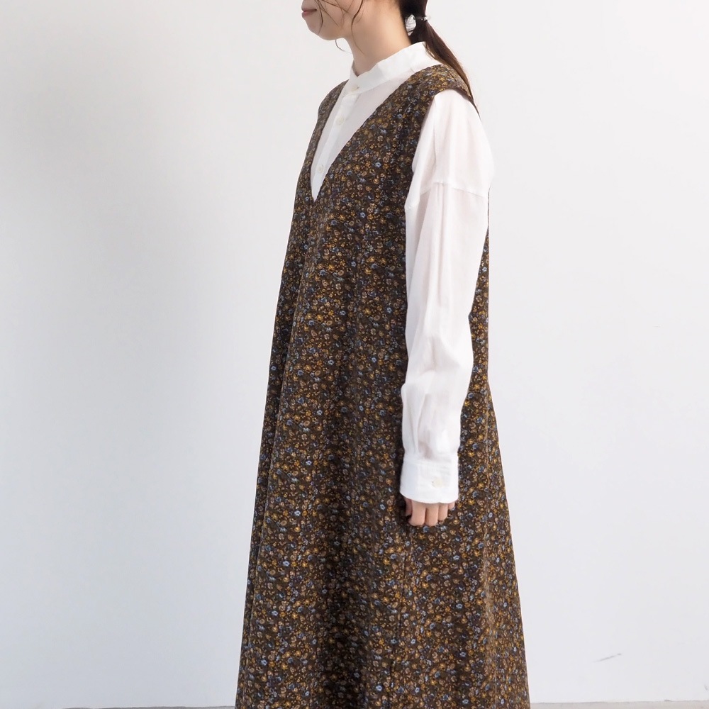 21コーデュロイ小花柄 ジャンパースカート ジャンパースカートを着た女性の全身