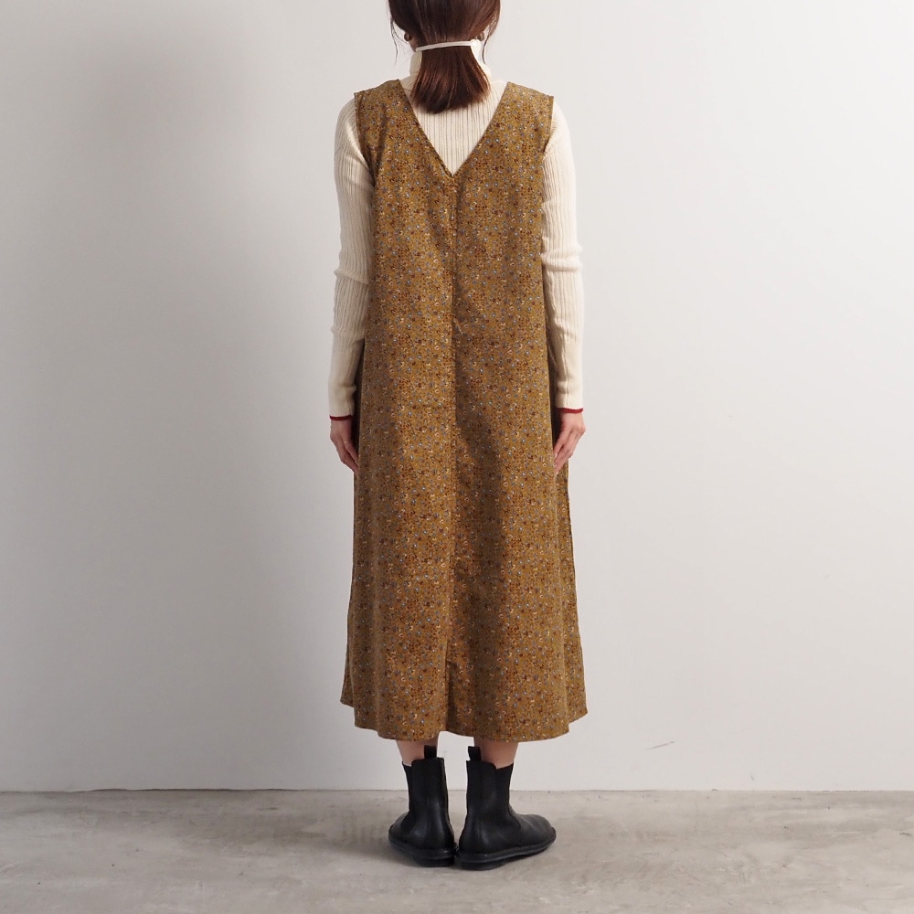 21コーデュロイ小花柄 ジャンパースカート ジャンパースカートを着た女性の全身