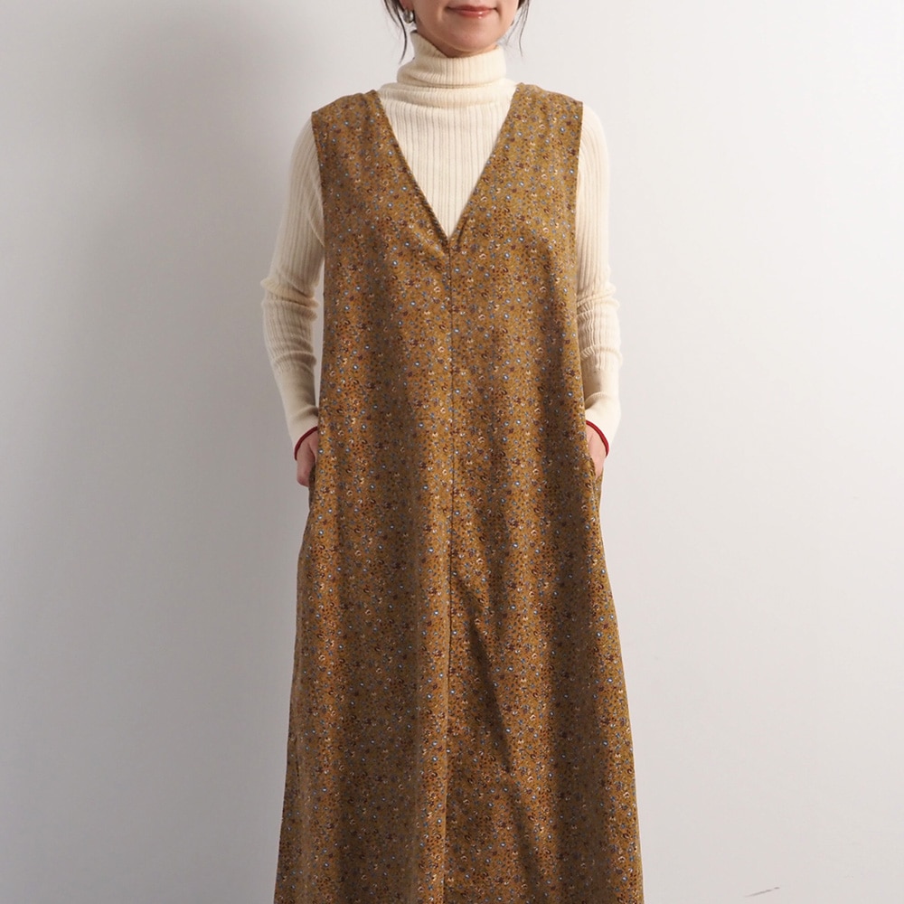 21コーデュロイ小花柄 ジャンパースカート ジャンパースカートを着た女性の全身