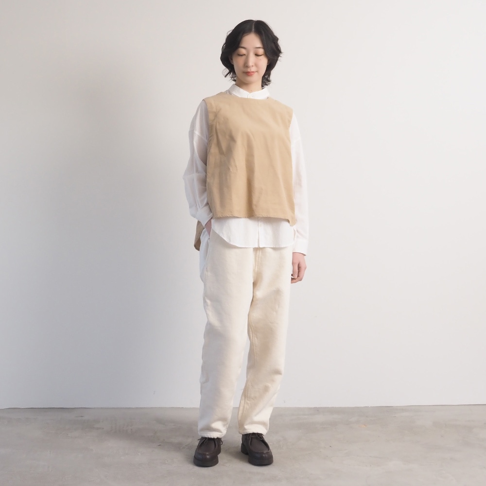 シャツコール ラウンドベスト　ベストを着た女性の全身