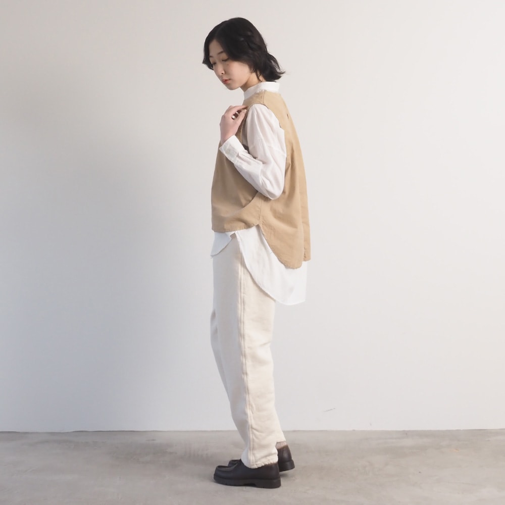 シャツコール ラウンドベスト　ベストを着た女性の全身