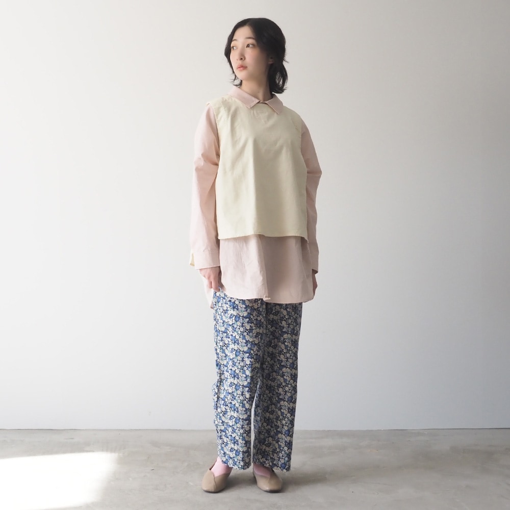 シャツコール ラウンドベスト　ベストを着た女性の全身