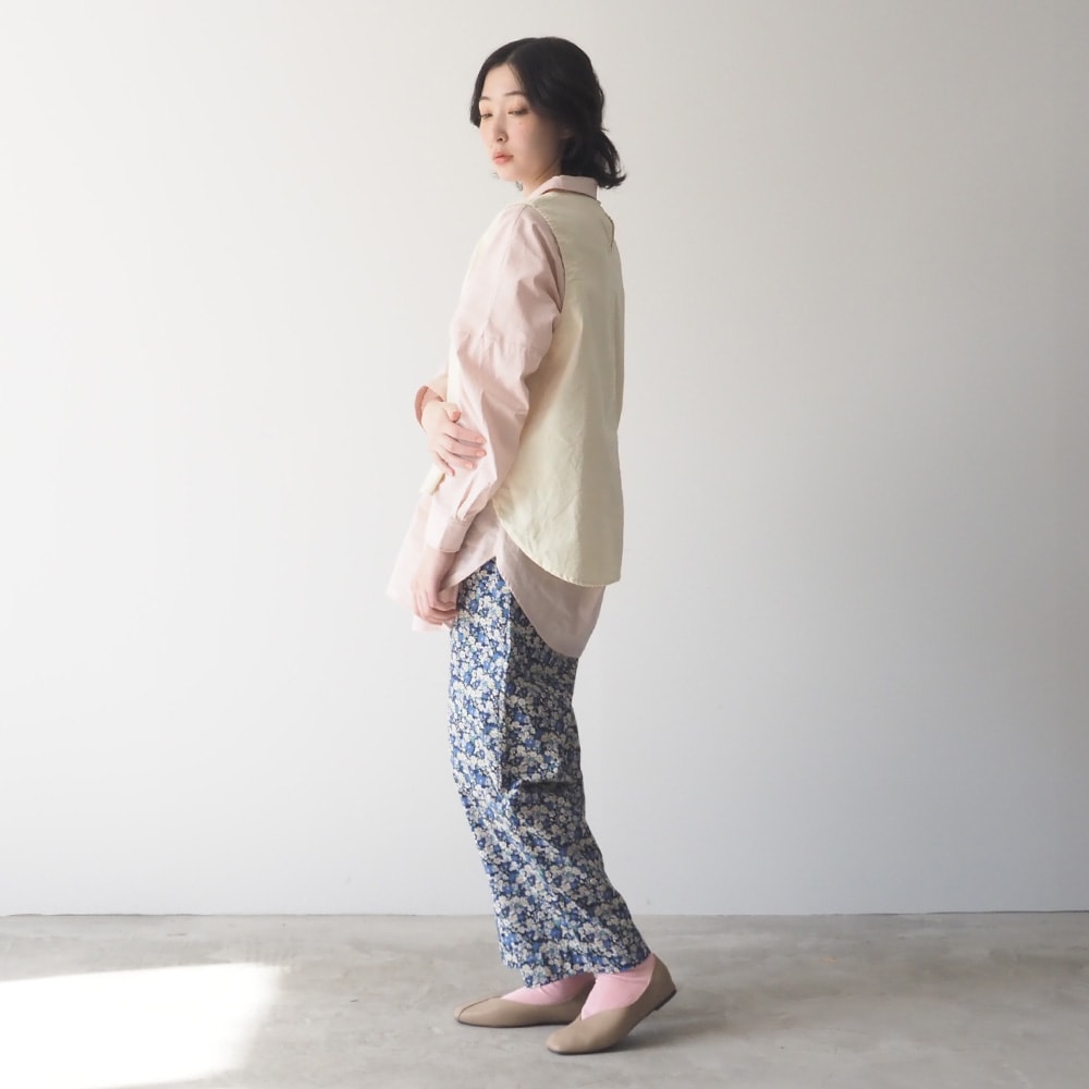 シャツコール ラウンドベスト　ベストを着た女性の全身