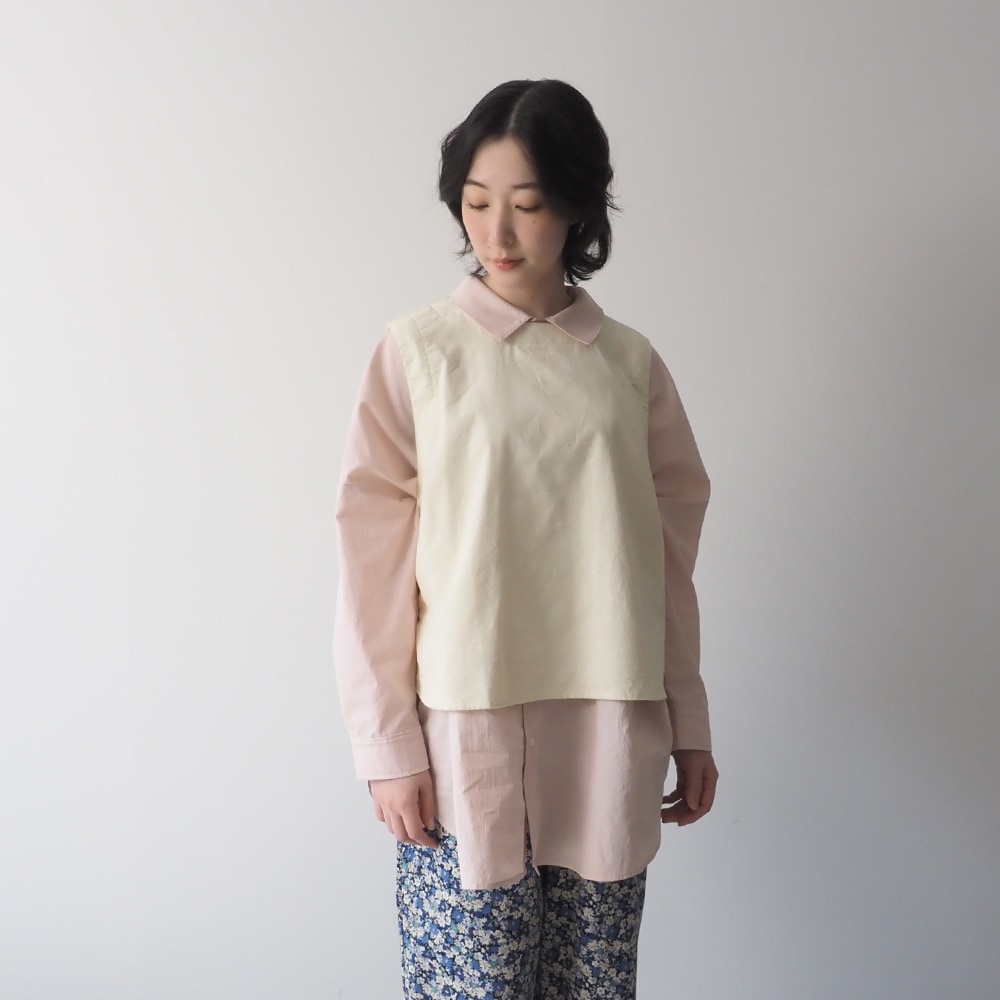 シャツコール ラウンドベスト　ベストを着た女性の全身