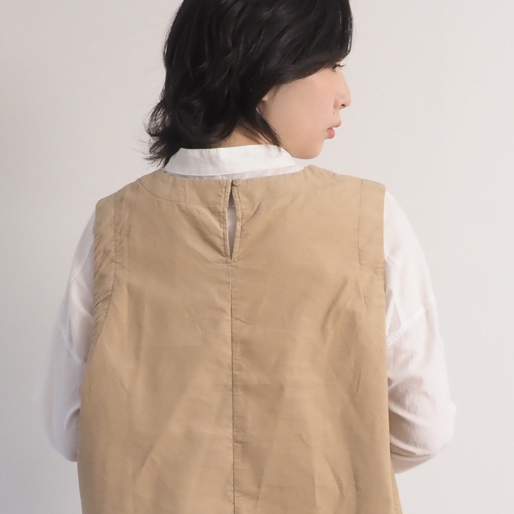 シャツコール ラウンドベスト　ベストを着た女性の正面