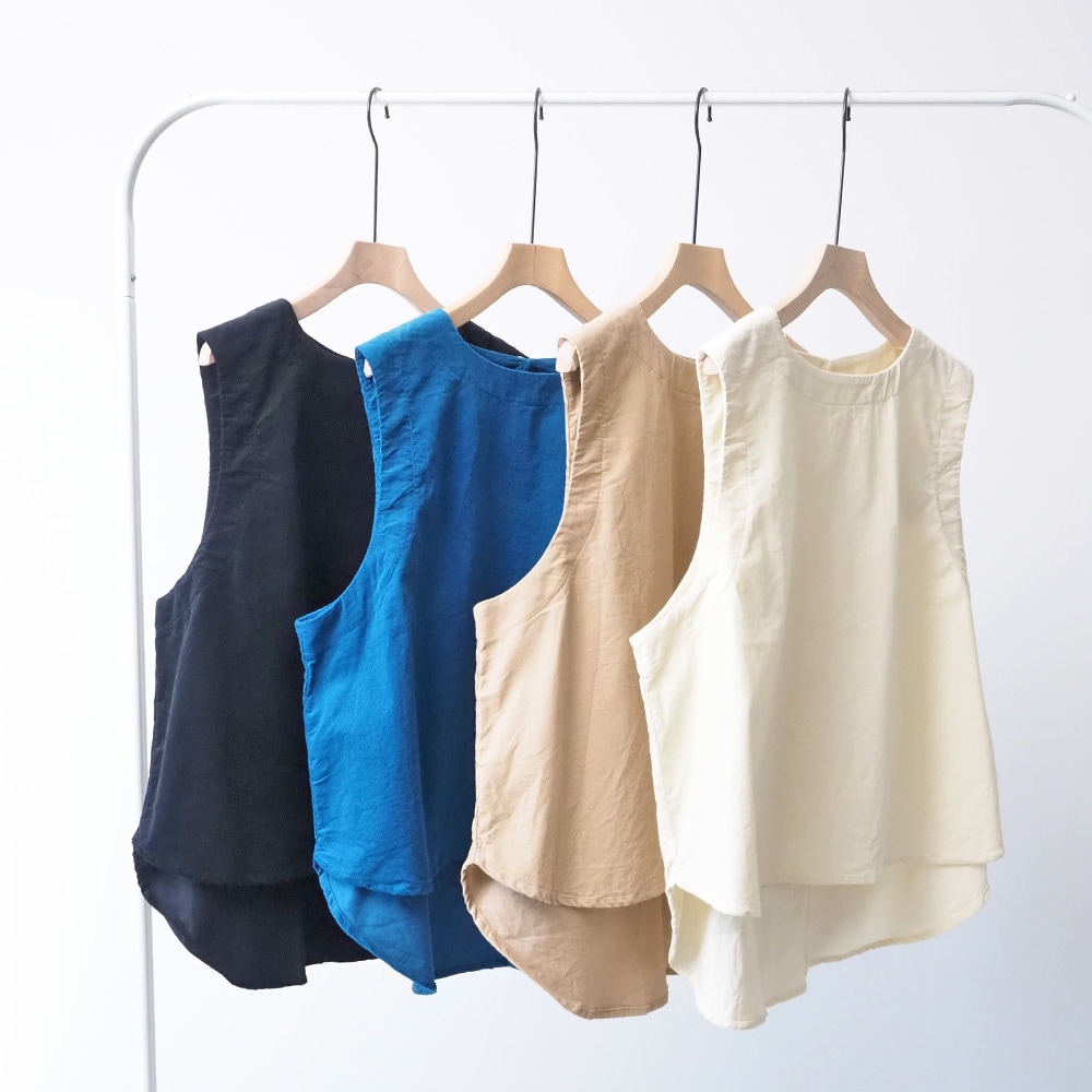 シャツコール ラウンドベスト　ベストを着た女性の正面