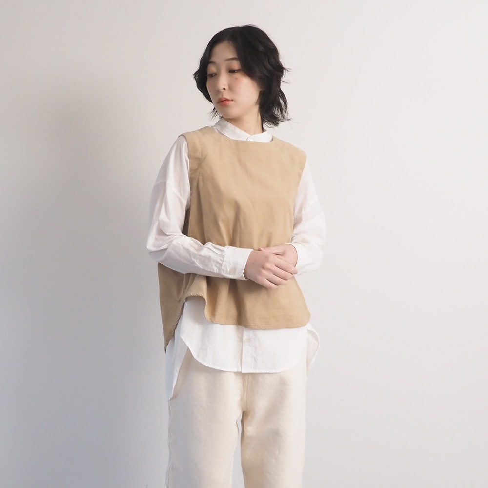 シャツコール ラウンドベスト　ベストを着た女性の正面