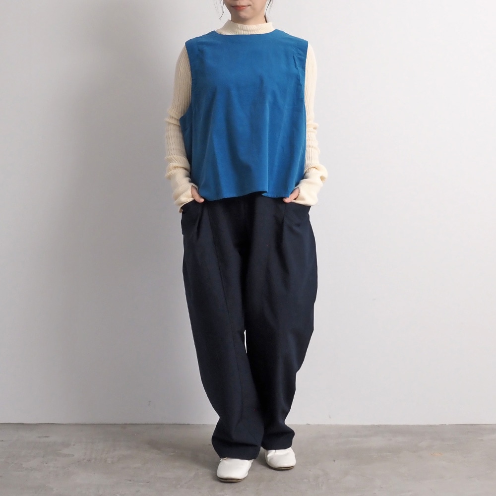 シャツコール ラウンドベスト　ベストを着た女性の全身