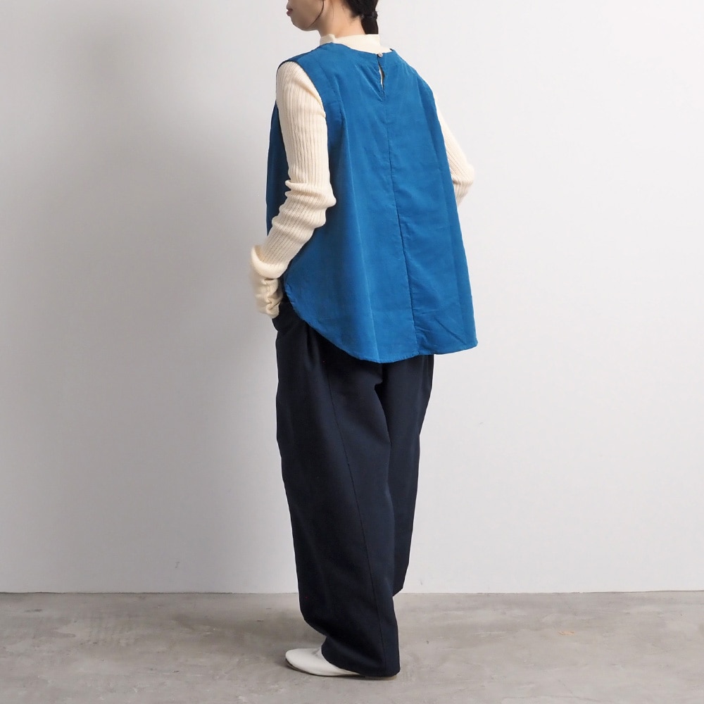 シャツコール ラウンドベスト　ベストを着た女性の全身