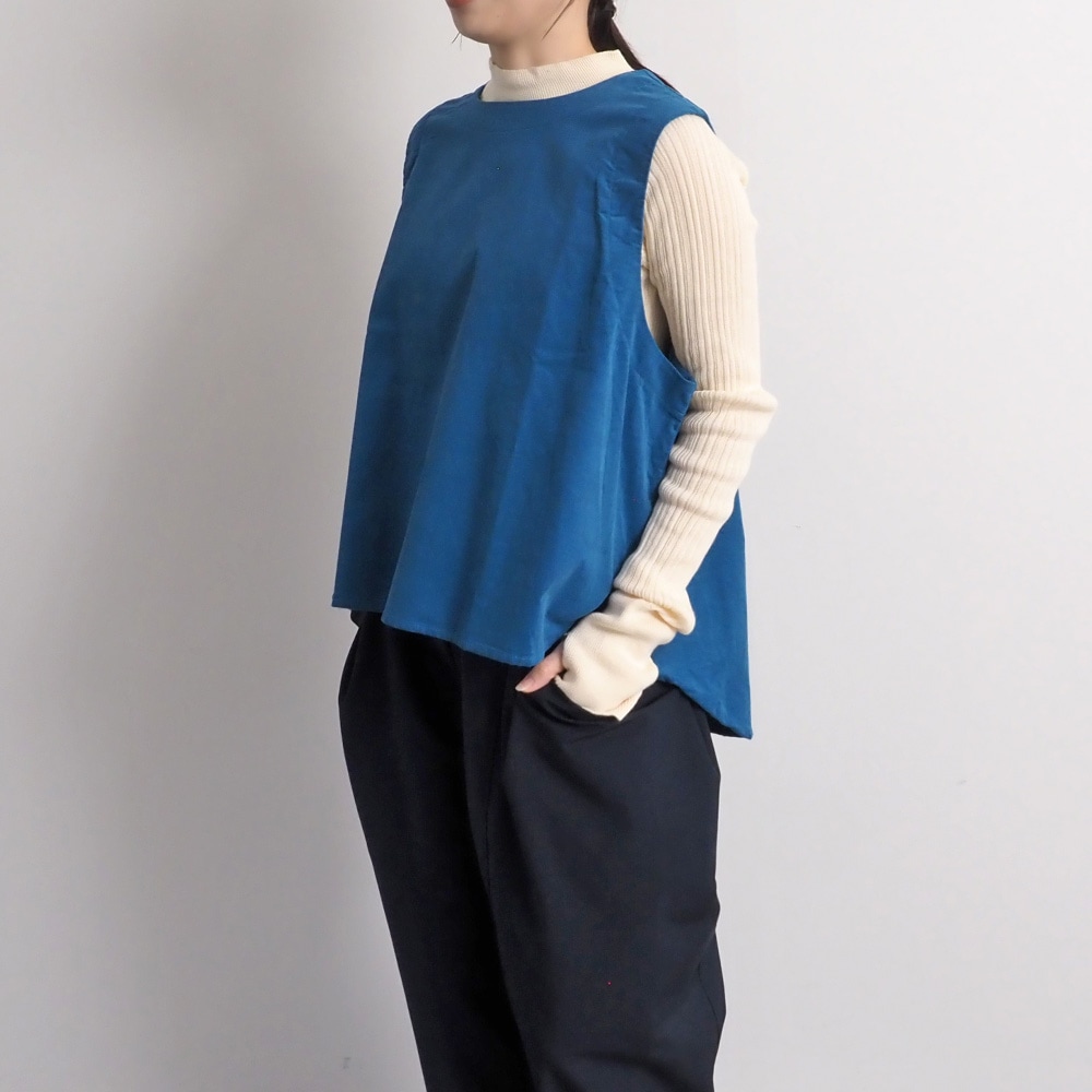 シャツコール ラウンドベスト　ベストを着た女性の全身