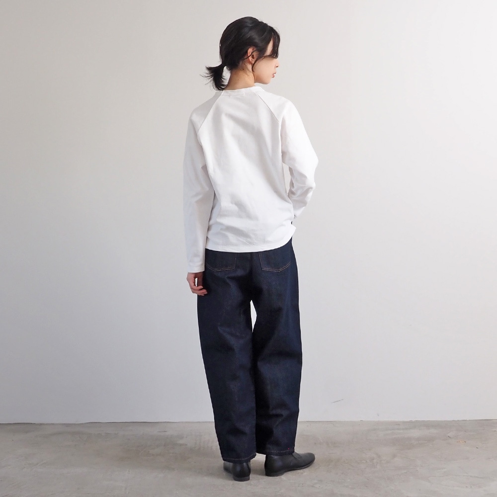 12ozムラデニム ラウンドパンツ　パンツを着た女性の全身