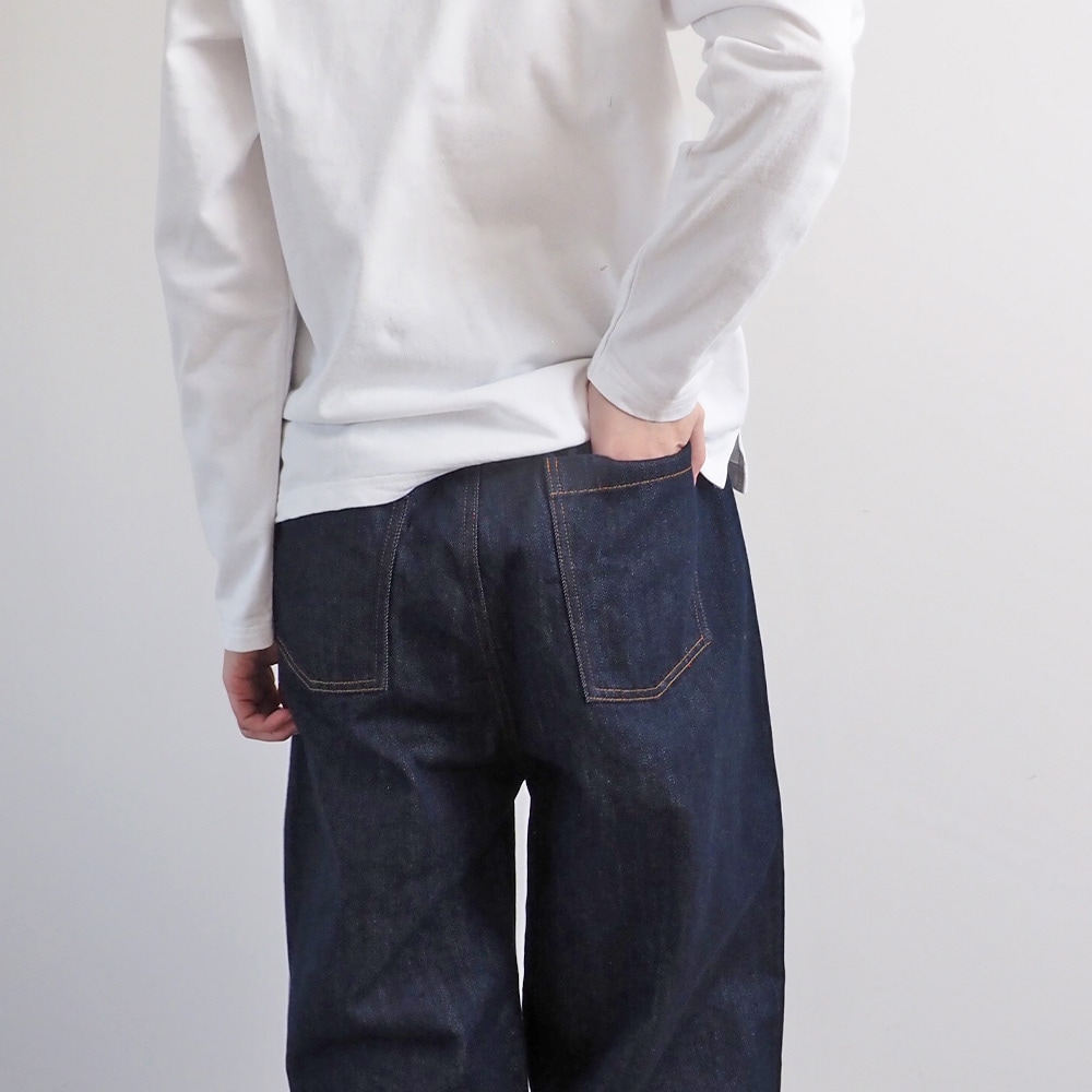 12ozムラデニム ラウンドパンツ　パンツを着た女性の全身