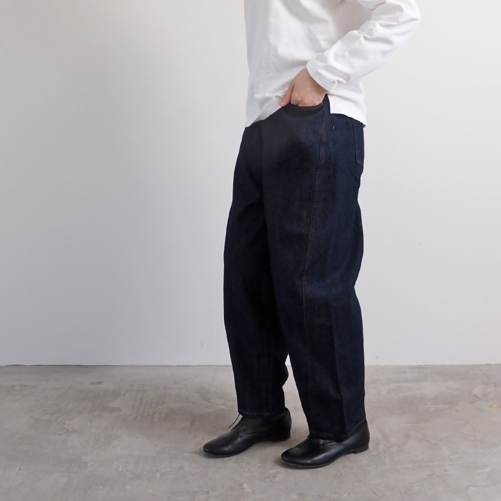 12ozムラデニム ラウンドパンツ　パンツを着た女性の正面