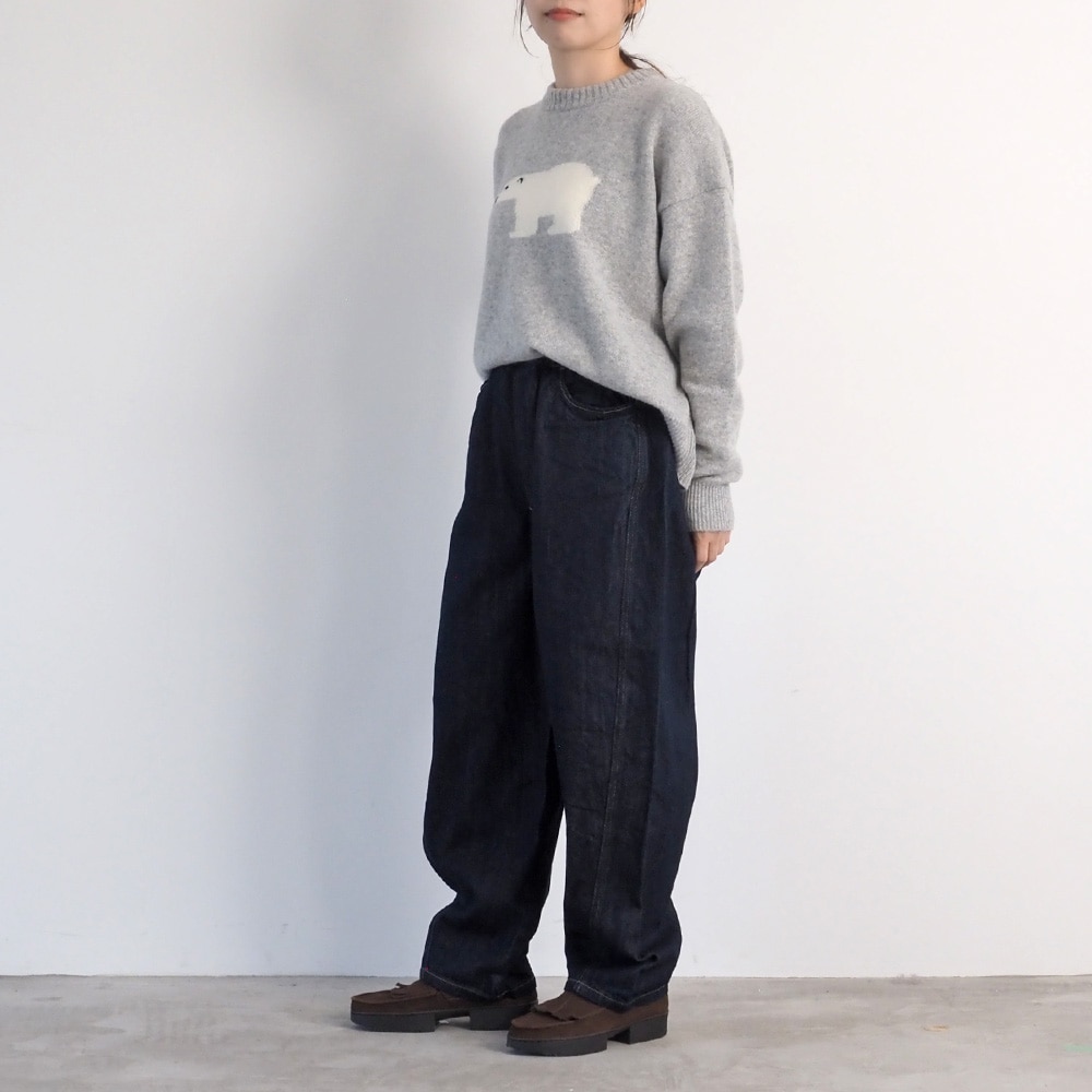 12ozムラデニム ラウンドパンツ　パンツを着た女性の全身