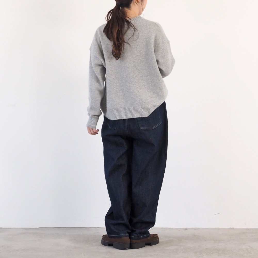 12ozムラデニム ラウンドパンツ　パンツを着た女性の全身