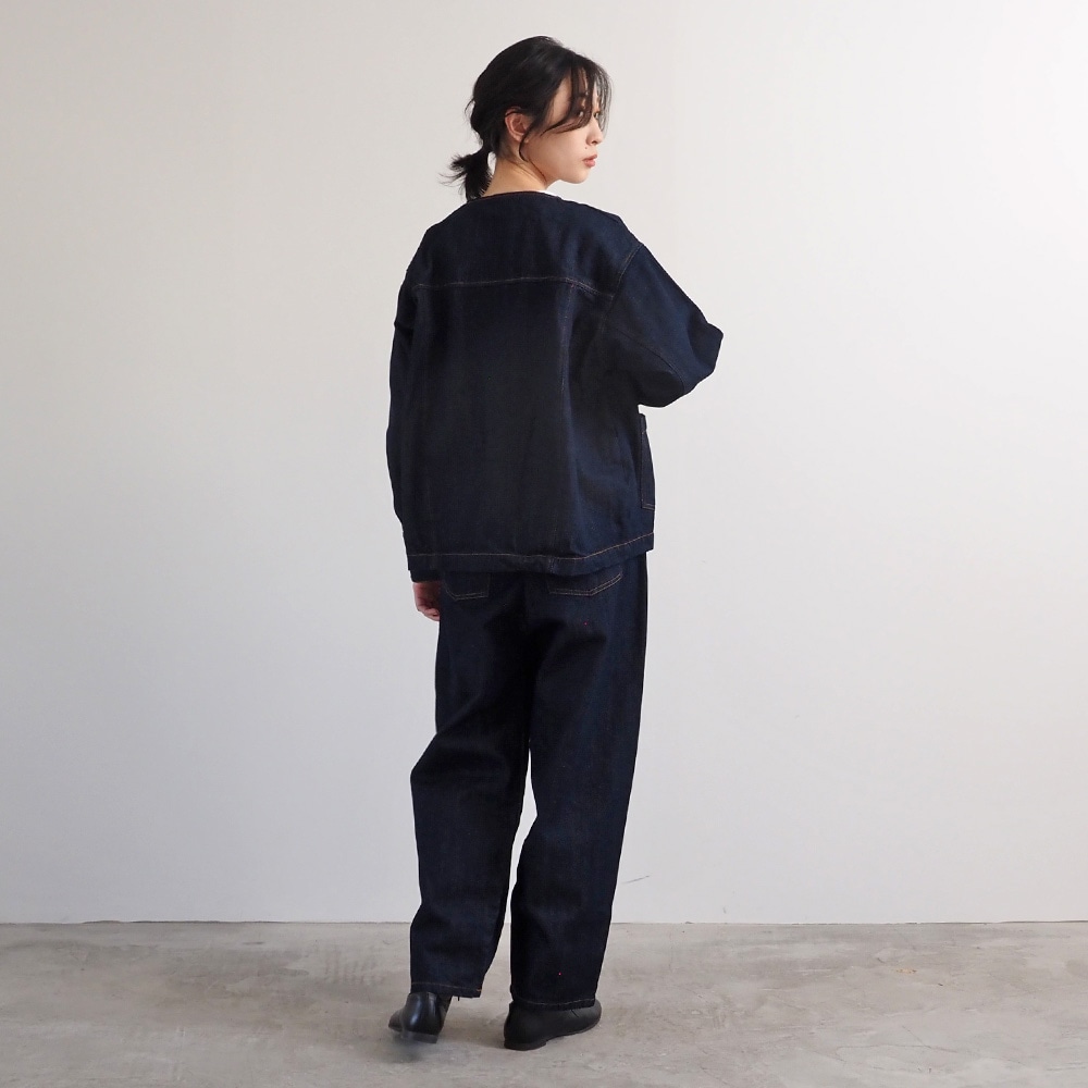 12ozムラデニム ノーカラージャケット ジャケットを着た女性の全身