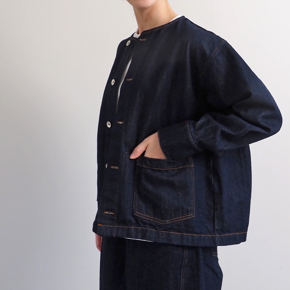 12ozムラデニム ノーカラージャケット ジャケットを着た女性の正面