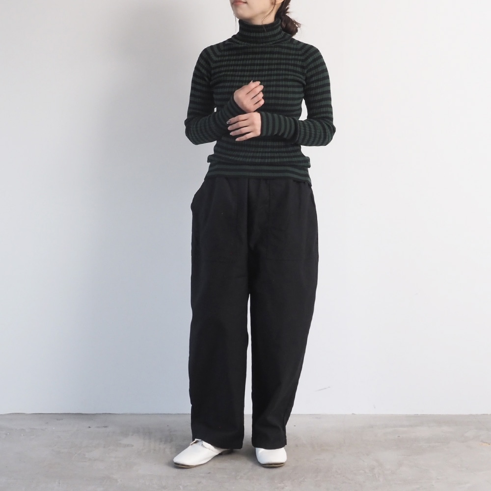 ムラ糸ミリタリーバックサテン クラフトパンツ　パンツを着た女性の全身