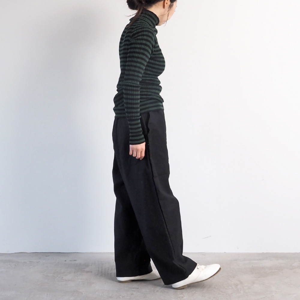 ムラ糸ミリタリーバックサテン クラフトパンツ　パンツを着た女性の全身