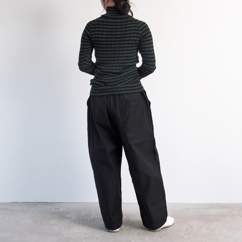 ムラ糸ミリタリーバックサテン クラフトパンツ　パンツを着た女性の全身