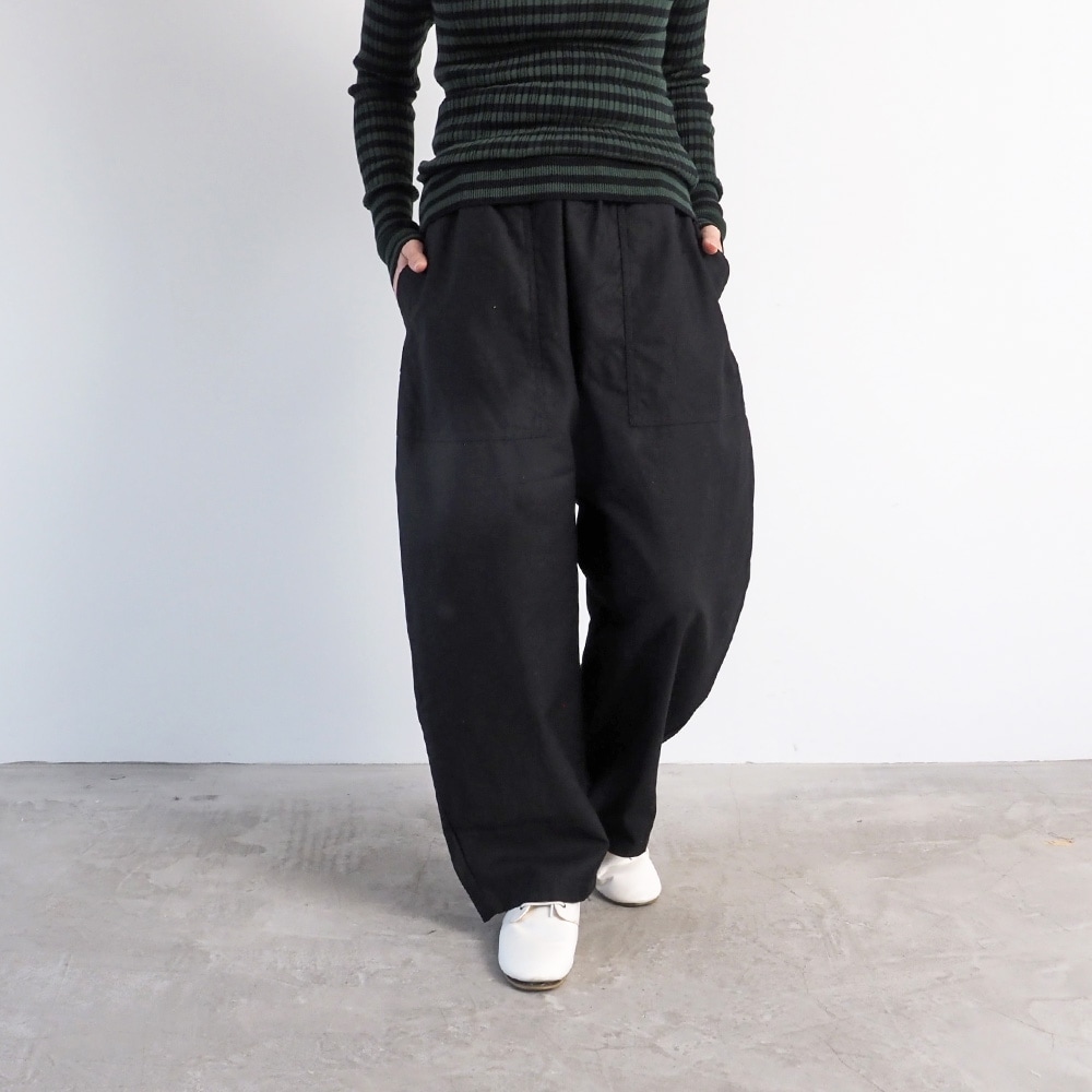 ムラ糸ミリタリーバックサテン クラフトパンツ　パンツを着た女性の全身